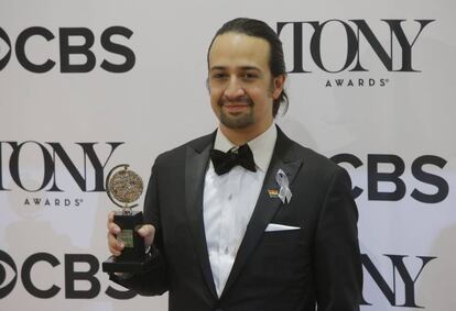 Lin-Manuel Miranda posa con uno de los premios Tony, en la gala celebrada anoche en Nueva York.