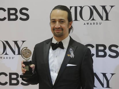 Lin-Manuel Miranda posa con uno de los premios Tony, en la gala celebrada anoche en Nueva York.