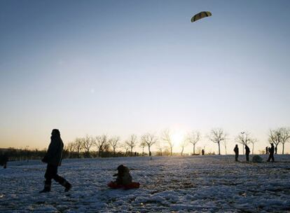 Varias familias juegan con la nieve en el parque Juan Carlos I.