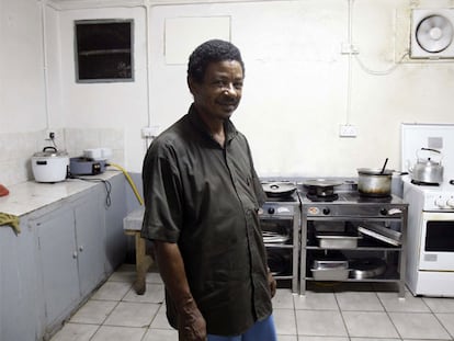 Jayson Dine, padre de un marinero africano secuestrado, en su restaurante de Seychelles.