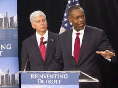 El administrador especial de la ciudad, Kevyn Orr (d) y el gobernador del estado de Michigan, Rick Snyder (i), comparecen ante los medios con motivo de la bancarrota de la ciudad de Detroit, en una rueda de prensa en Detroit, Michigan, EE.UU. el 19 de julio de 2013.