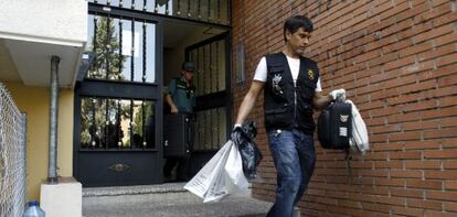 Agentes de la Guardia Civil en las puertas del domicilio de la víctima.