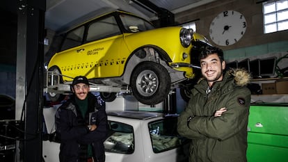 Rafael Muñoz (izq.) y Beltrán Alcol, de la empresa Elektrun, en su taller de Loranca de Tajuña (Guadalajara), ante el modelo Mini con motor de combustión que convertirán en eléctrico.