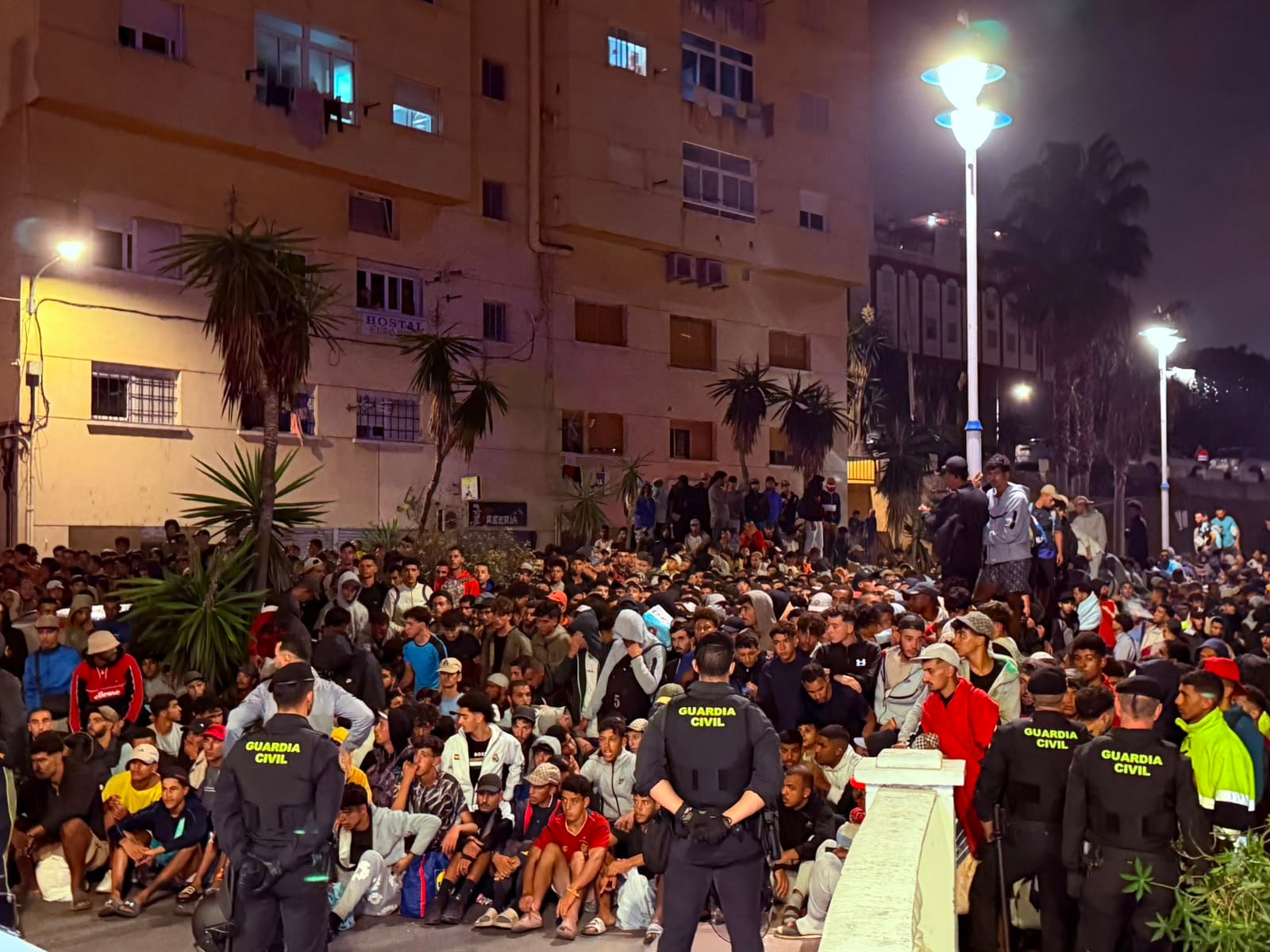 Crisis en Ceuta y actualidad política, en directo | Caos en el traslado de migrantes desde las playas al puerto de Ceuta