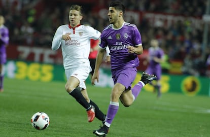 Asensio se marcha en velocidad de Vietto durante el partido de Copa contra el Sevilla.