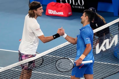 Tsitsipas felicita a Djokovic tras su victoria. El tenista griego ha perdido su segunda final de un grande, después de la que perdió precisamente ante el mismo rival en Roland Garros 2021.