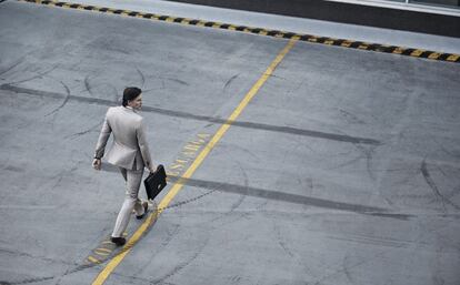 Traje Hackett, camisa Loewe, zapatos Church’s y maletín Cartier.