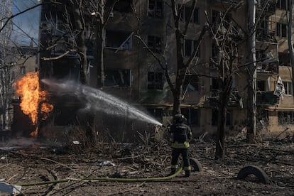 Bomberos extinguen un incendio tras un bombardeo aéreo ruso en Kostiantynivka (Ucrania), el 8 de marzo.