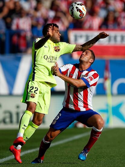 Daniel Alves presionado por Koke