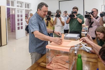 El cabeza de lista del PNV al Congreso por Bizkaia, Aitor Esteban, vota este domingo en las antiguas escuelas de Zeberio (Bizkaia).