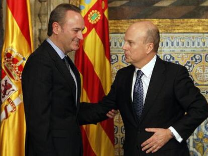 El nuevo consejero de Economía, Máximo Buch, en su toma de posesión con el presidente Alberto Fabra.
