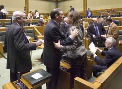 La vicelehendakari y consejera de Hacienda y Finanzas, Idioa Zenarruzabeitia, se saluda con el Lehendakari, Juan José Ibarretxe, tras la aprobación de los presupuestos de la comunidad autónoma del País Vasco para el ejercicio 2007.