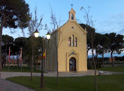 La antigua ermita fue remodelada por el artista Cristóbal Gabarrón e inaugurada en el año 2001 como la Capilla del Milenio.