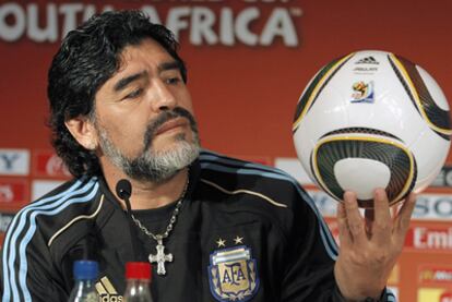 Maradona, durante una rueda de prensa en Sudáfrica