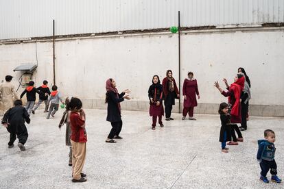 La cotidianeidad del centro de rehabilitación 100-Bed se llena de actividades. De 8 a 12 de la mañana, hay talleres psicológicos; el mediodía es la hora del rezo y de comer; y por la tarde hacen ejercicio en el patio.