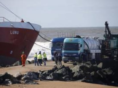 Varias personas realizan las labores de extracción de combustible en el carguero "Luno", en Anglet, el pasado viernes en el puerto de Bayona (Francia).