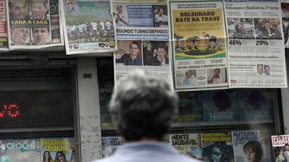 un ciudadano lee los titulares de los principales periódicos brasileños sobre los resultados de las elecciones presidenciales en Río de Janeiro el pasado 8 de octubre.
