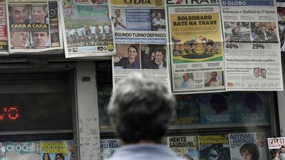 un ciudadano lee los titulares de los principales periódicos brasileños sobre los resultados de las elecciones presidenciales en Río de Janeiro el pasado 8 de octubre.