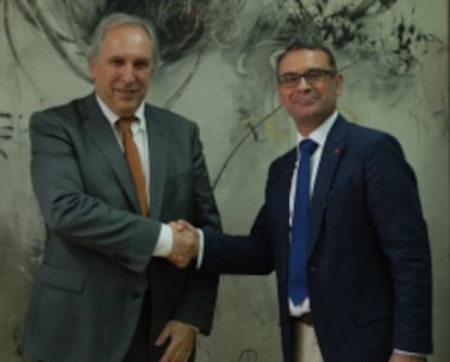 El director general de Cofely España, Didier Maurice (a la izquierda de la foto) con el alcalde de Parla, José María Fraile. Ambos han sido detenidos en el marco de la operación 'Púnica'.