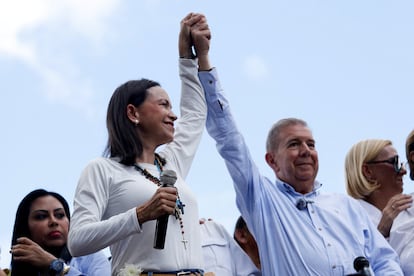 María Corina Machado y Edmundo González saludan a simpatizantes en una manifestación en Caracas (Venezuela), el 30 de julio de 2024.