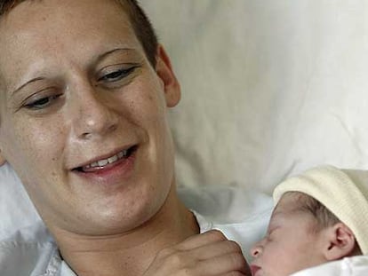 Cristina Jasán y su hija Daniela, en el hospital el 13 de septiembre de 2006.