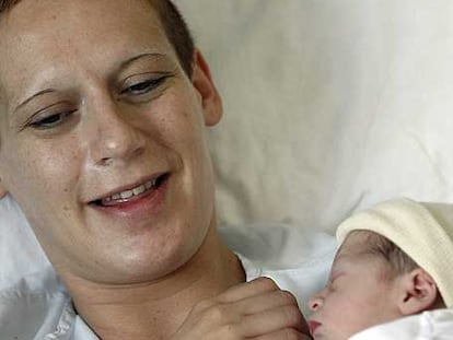 Cristina Jasán y su hija Daniela, en el hospital el 13 de septiembre de 2006.