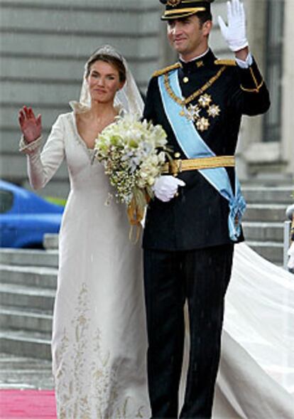 En la imagen, los novios a la salida de la catedral de La Almudena.