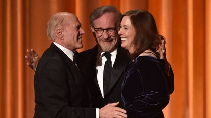De izquierda a derecha, Frank Marshall, Steven Spielberg y Kathleen Kennedy, en los Governors Awards este domingo en Los Ángeles. 
