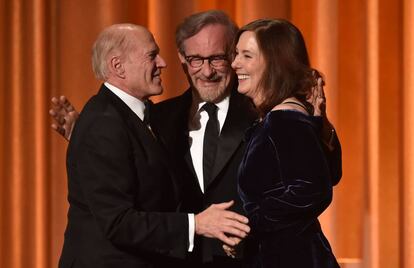 De izquierda a derecha, Frank Marshall, Steven Spielberg y Kathleen Kennedy, en los Governors Awards este domingo en Los Ángeles. 