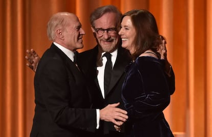 De izquierda a derecha, Frank Marshall, Steven Spielberg y Kathleen Kennedy, en los Governors Awards este domingo en Los Ángeles. 