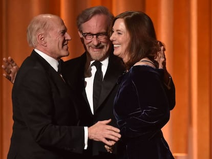 De izquierda a derecha, Frank Marshall, Steven Spielberg y Kathleen Kennedy, en los Governors Awards este domingo en Los Ángeles. 