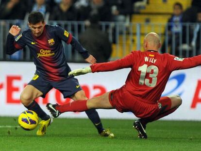 Messi regatea a Willy Caballero, en el primer gol.