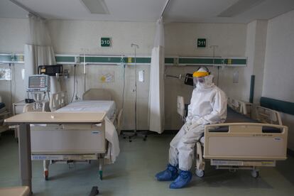 Una trabajadora del área covid descansa en el Hospital Materno Perinatal “Mónica Pretelini Sáenz”, del Instituto de Salud del Estado de México, que atiende a mujeres con coronavirus. 25 mayo del 2020.