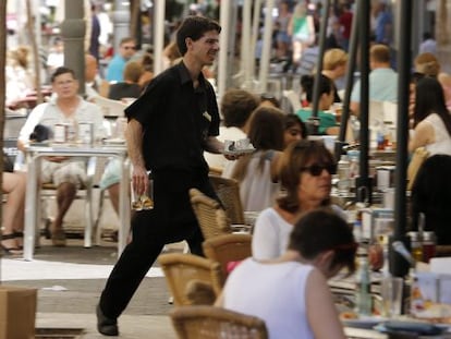 Un camarero trabaja en una terraza del centro de Valencia