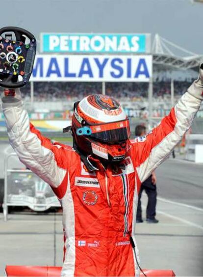 Raikkonen celebra su triunfo con el volante del Ferrari en su mano.