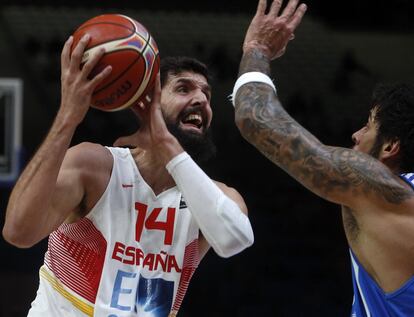 El jugador de España Nikola Mirotic (i) intenta pasar la pelota mientras Giorgios Printezis se lo impide.