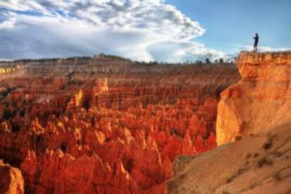 Contemplando los caracter&iacute;sticos &#039;hoodoos&#039; de Bryce Canyon, en Utah. 