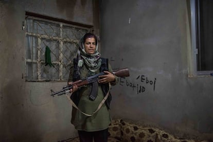  Zubeifa Ali Ali (37 años), miembro de las Fuerzas Sociales de Protección patrullan las calles de Qamishli, al noreste de Siria, el 19 de octubre de 2019.