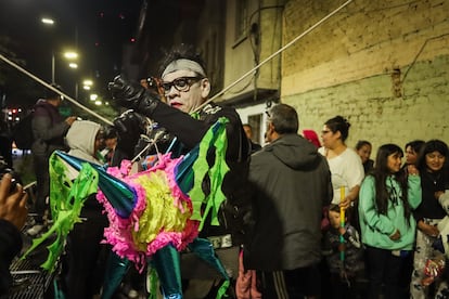 Vistiendo camisetas negras de sus bandas favoritas, botas negras y aretes brillantes, los punks repartieron patinetas, dinosaurios y otros regalos a los ni?os en las calles de la capital.