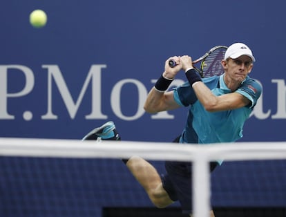 Kevin Anderson, devuelve una bola de Rafael Nadal.