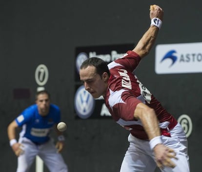 Juan Martínez de Irujo, por delante de Olaizola II en la final del torneo del Cuatro y Medio.