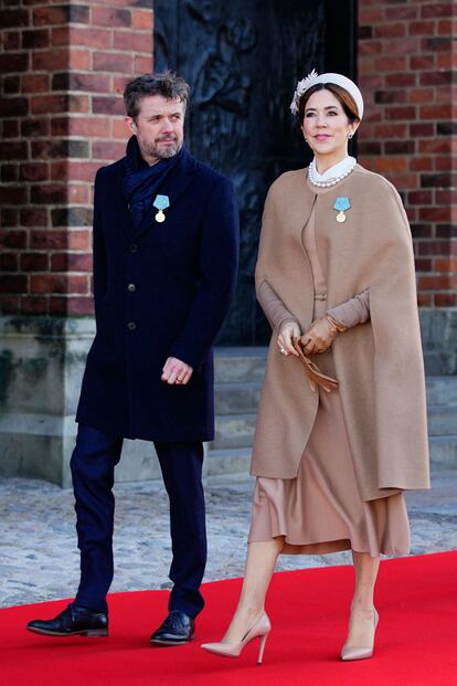 El príncipe Federico, heredero al trono, y su mujer, la princesa Mary, a su llegada a la visita de la tumba de su abuelo, Federico IX.