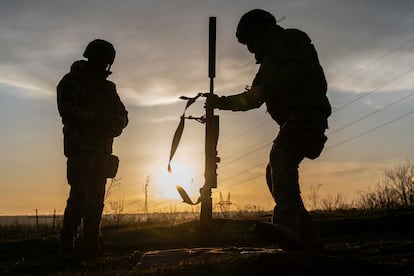 Dos francotiradores ucranios cerca de la línea del frente en la región de Donetsk.