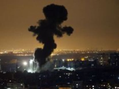 Columnas de humo tras un ataque israelí este sábado en Gaza.