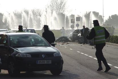 Imagen del coche bomba momentos después del estallido.