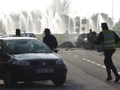 Imagen del coche bomba momentos después del estallido.