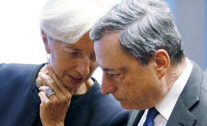 Christine Lagarde, próxima presidenta del BCE, charla con su antecesor en el cargo, Mario Draghi.