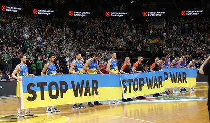 Los jugadores del Zalgiris y el Barcelona muestran una pancarta en contra de la guerra en el partido de Euroliga.