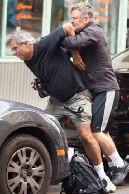 Alec Baldwin, en una pelea con un fotógrafo en las calles de Nueva York en 2014.