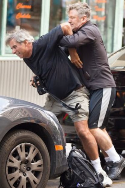 O ator Alec Baldwin, à direita, briga com um fotógrafo numa rua de Nova York, em agosto passado.